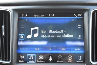 Maserati Levante 3.0 V6 AWD GranLusso 350 pk Facelift Driver ass.Pack 1 | Open dak | Harman/Kardon | Camera | Luchtvering | Carplay | Keyless | DAB | Full LED | 20" / 60