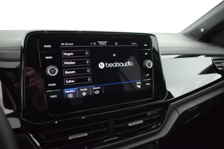 Volkswagen T-Roc 1.5 TSI 150pk DSG R-Line Business+ Black Style Trekhaak Camera IQ.Light Panoramadak Virtual Cockpit Navigatie / 35