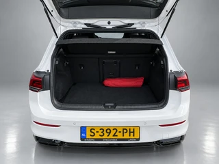 Volkswagen Golf 1.5 eTSI R-Line 150 pk Business  | 1e eigenaar | navigatie | IQ light | camera | sfeerverlichting | stoel-stuurverw. / 20