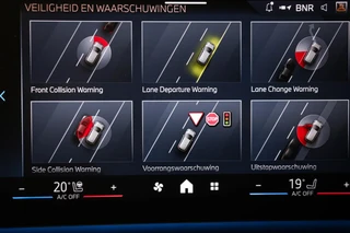 BMW 1-serie 123 xDrive | INNOVATION PACK | PANORAMADAK | STUURVERWARMING | MASSAGE |  HEAD UP | 360 CAMERA | 19" / 46