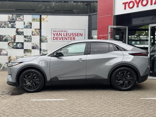 Toyota C-HR+ First Edition 77 kWh WARMTEPOMP EL-ACHTERKLEP PRIVACY-GLASS 18"LMV BLIND SPOT STOELVERW. P-SENSOREN / 2