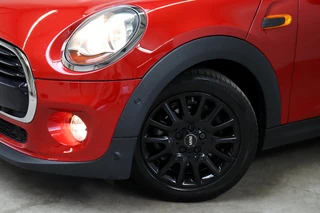 MINI Cooper Hatchback Pepper Business Automaat 3 deurs  / Navigatiesysteem / Cruise Control / Achteruitrijcamera / Comfort Access / Bluetooth / Climate Control / Lichtpakket / Parkeersensoren  / 16 Inch / Chrome Line / 10