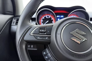 Suzuki Swift 1.2 Style Smart Hybrid 83pk | Navigatie | Climate Control | Cruise Control | Stoelverwarming | Camera | Lichtmetalen Velgen | Apple Carplay - Android Auto / 19