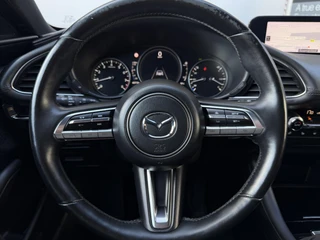 Mazda 3 2.0 e-SkyActiv-G M Hybrid 122 Comfort met Bose | Apple Carplay / Android Auto | Navigatiesysteem | Licht + Regensensor | Elektrisch Verstelbare Bestuurderstoel  | Stoel + Stuurverwarming | Parkeersensoren Voor + Achter | Camera Achter | 18"Lichtmetalen velgen | Lederen Bekleding | Cruise Control Adaptief / 23