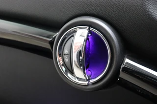 MINI Cooper Hatchback Chili Business 3 deurs  / Navigatiesysteem Professional / Panoramadak / LED / Climate Control / Parkeersensoren / Sportstoelen / Cruise Control / Bluetooth / 17 Inch / Chrome Line / Lichtpakket / Extra Getint Glas / 31