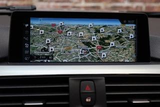 BMW 3 Serie Touring 330i High Executive M Sport Pakket Automaat  / Navigatie Professional / Panoramadak / Leder  / Trekhaak / Parkeersensoren voor+achter / Comfort Acces / Head-Up Display / Stoelverwarming / Achteruitrijcamera / Hifi / 19 Inch / Chrome Line / 21