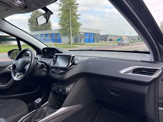 Peugeot 2008 1.2 Puretech Active Goed onderhouden ''Trekhaak - PDC - Infotainment '' / 14