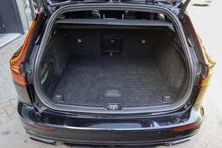 Volvo V60 T8 Recharge AWD R-Design Pano | HarmanKardon | Ak. Glas | Trekhaak | Head Up / 20
