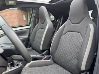 Toyota Aygo X PREMIUM CABRIO KEYLESS PARK-SENSOREN STOELVERWARMING APPLE/ANDROID LM-VELGEN 18" / 10