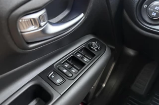 Jeep Renegade 1.3T-e Freedom Automaat | Navigatie | Trekhaak | Camera | Dakrails | Extra getint glas | Lichtmetalen velgen | Parkeerassistent / 19