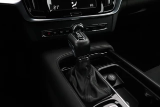 Volvo S90 2.0 T4 Momentum | CAMERA | VIRTUAL COCKPIT | CRUISE | APPLE CARPLAY | / 26