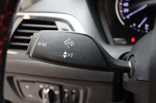 BMW 1 Series 118i Executive Sport Line Automaat 5 deurs / Navigatie Professional / LED / Trekhaak / Climate Control / 17 Inch / Bluetooth / Sportstoelen / Parkeersensoren / Lichtpakket / Cruise Control / Stoelverwarming / Neerklapbare Achterbank / 33