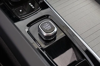 Volvo XC60 2.0 T6 Plug-in hybrid AWD R-Design Pano Trekhaak Harman Kardon Stoelverwarming 21" / 52