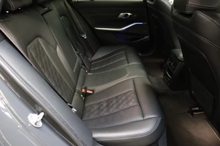 BMW 3 Serie Touring M340i xDrive High Executive M Sport Pakket Automaat  / Live Cockpit Professional / Panoramadak / Trekhaak / Individual Leder Merino / Driving Assistant / M Sport Differentieel / Harman Kardon / M Adaptief Onderstel / Safety Pack / Head-Up Display / 19 Inch / Stoelverwarming voor+achter / 21