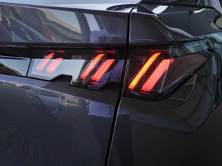 Peugeot 3008 1.6 plug-in Hybrid 195 Allure | Afneembare trekhaak | 1550KG Trekgewicht | Navigatie | Stoelverwarming | Camera achter | Full LED / 12