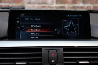BMW 3 Serie Touring 330i High Executive M Sport Pakket Automaat  / Navigatie Professional / Panoramadak / Leder  / Trekhaak / Parkeersensoren voor+achter / Comfort Acces / Head-Up Display / Stoelverwarming / Achteruitrijcamera / Hifi / 19 Inch / Chrome Line / 31