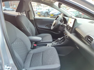 Toyota Yaris Hybrid 115 DYNAMIC STOEL/STUURVERW PARK-SENSOREN BLIND SPOT CAMERA KEYLESS 16'' LM-VELGEN CAMERA NAVI CLIMA AD-CRUISE APPLE/ANDROID / 10