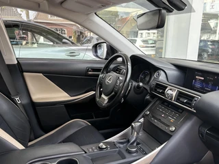 Lexus IS 300h Hybrid Sport Edition / 11