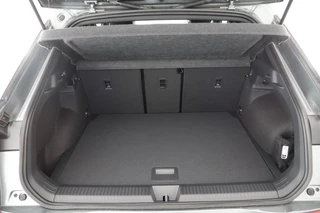 Volkswagen T-Roc 1.5 eTsi 150pk DSG R-Line First Edition Trekhaak Camera Keyless Stoelverwarming Virtual Cockpit Carplay / 47