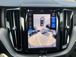 Volvo XC60 2.0 T6 Plug-in hybrid AWD Plus Black Edition LUCHTVERING | ELEK. TREKHAAK | STOEL + STOELVERWARMING | ACHTERBANK VERWARMD | HARMAN KARDON | RIJKLAAR | FABRIEKS GARANTIE T/M 7-2027 | PANO | / 7