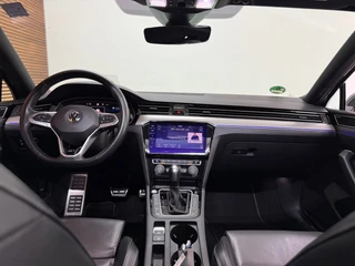 Volkswagen Passat Variant 2.0 TSI R-line Executive Business | VOL! | PANO | IQ.LIGHT | Dynaudio| Virtual | Leder | HuD | Trekhaak / 13