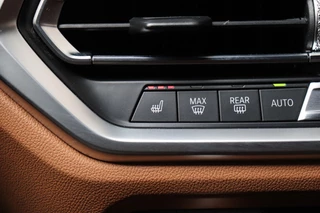 BMW 3 Serie Sedan 318i High Executive Luxury Line Automaat  / Live Cockpit Professional / Trekhaak / Stoelverwarming voor+achter / Achteruitrijcamera / Harman Kardon / Stuurverwarming / LED / Ambiance Verlichting / DAB / Sportstoelen / 33