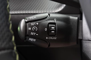 Peugeot e-2008 EV GT 50 kWh Achteruitrijcamera Apple Carplay Dodehoek LED Koplampen / 28