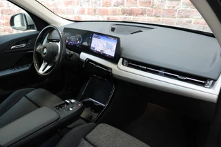 BMW X1 sDrive20i Executive Automaat  / Navigatiesyteem / Panoramadak / Achteruitrijcamera / DAB / Extra Getint Glas / 17 Inch / Dakdraagsysteem / Travelpack / DAB / Sportstoelen / Parkeersensoren voor+achter / 18