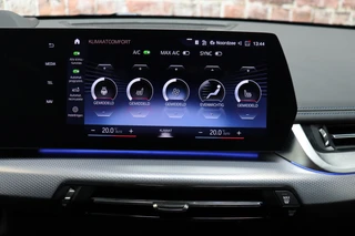 BMW X1 sDrive20i Executive M Sport Pakket Automaat  / Live Cockpit Professional / Shadow Line / Comfort Access / Head-Up Display / Adaptieve LED / 18 Inch / Parking Assistant Plus / Innovation Pack / Elektrisch Verstelbare Voorstoelen / Extra Getint Glas / 25