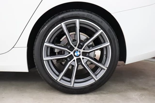 BMW 3 Serie Sedan 318i Executive Sport Line Automaat  / Live Cockpit Professional / Stoelverwarming / Parkeersensoren voor+achter / LED / 18 Inch / DAB / Climate Control / Shadow Line / Extra Getint Glas / Apple CarPlay / Cruise Control / Lichtpakket / 13