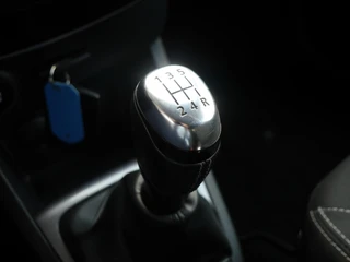 Renault Clio Estate 0.9 TCe Limited 90pk | Navigatie | Trekhaak | Airco | Cruise Control | Parkeerhulp achter | Extra getint glas | Lichtmetalen velgen / 32
