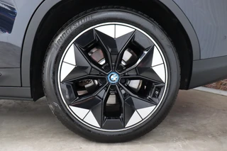 BMW iX3 High Executive 80 kWh Automaat  / Driving Assistant Professional / SOH 97% / Live Cockpit Professional / Trekhaak / Panoramadak / Adaptief Onderstel / Leder / Harman Kardon / Shadow Line / Head-Up Display / Adaptieve LED-koplampen / DAB / 20 Inch / 14