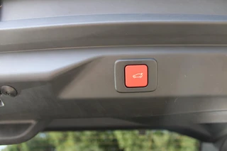 Peugeot e-3008 GT Avantage 210 73 kWh Panoramadak / 2+6 Jaar Garantie / 32