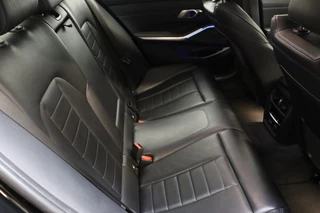 BMW 3 Serie Sedan 330i High Executive M Sport Pakket Automaat  / Live Cockpit Professional / Head-Up Display / Leder / Harman Kardon / LED / Stoelverwarming / Driving Assistant / Achteruitrijcamera / M Sportremsysteem / DAB / Ambiance Verlichting / 16