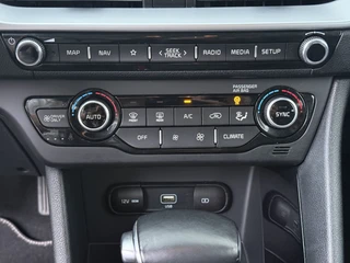 Kia Niro 1.6 GDi Hybrid DynamicLine  - Trekhaak - Camera - Navigatie - AppleCarplay - Android Auto - Fabrieksgarantie tot 05-2027 / 31