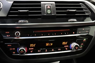 BMW X3 xDrive20i High Executive xLine Automaat  / Navigatie Professional / Leder / Trekhaak / 19 Inch / Adaptieve LED-koplampen / Stoelverwarming / Ambiance Verlichting / Parkeersensoren voor+achter / Sportstoelen / 31