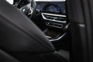 BMW X5 xDrive50e M-Sport | PANORAMADAK | HEAD UP | HOUTAFWERKING | ACHTERBANKVERWARMING | TREKHAAK | 360 CAMERA | 21" / 18