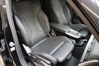 BMW X1 sDrive18i High Executive Automaat  / Widescreen Display / Stoelverwarming / Leder / Climate Control / Driving Assistant Plus / Cruise Control / Leder / Achteruitrijcamera / 17 Inch / Adaptieve LED koplampen / 18
