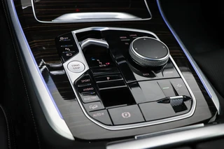 BMW X5 xDrive50e M-Sport | PANORAMADAK | HEAD UP | HOUTAFWERKING | ACHTERBANKVERWARMING | TREKHAAK | 360 CAMERA | 21" / 48