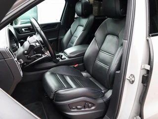 Porsche Cayenne Coupé 3.0 E-Hybrid Pano Achterasbesturing Krijtgrijs Luchtvering Softclose Stoelkoeling SOH 88,7% / 5