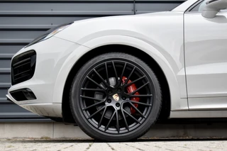 Porsche Cayenne Coupé 3.0 E-Hybrid Platinum Edition *Krijt* | Sportuitlaat | Panorama | ACC | Trekhaak | Ventilatie | Achterasbesturing | Bose | Head-Up | 22'' Wielen | / 57