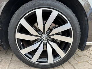 Volkswagen Passat Variant 1.4 TSI ACT Highline Business R / Pano / Massage / Camera / Sportleder / Trekhaak / Zeer mooie auto ! / 17