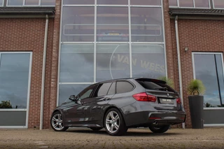 BMW 3-serie Touring 318i Centennial Executive M-sport | 2e eigenaar | HiFi audio | Navigatie | Bluetooth | Climate control | M-sportstuur | Cruise control | PDC | 18 inch | Trekhaak / 5