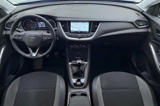 Opel Grandland X 1.2 Turbo Business Executive | Electrische achterklep | Navigatie | Camera | Half lederen bekleding | DAB radio | Apple Carplay | Extra getint glas / 32