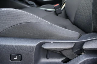 Toyota Corolla 2.0 Hybrid BI-TONE STOEL/WISSER&STUURVERW HEAD UP DISPLAY KEYLESS DAB+ CAMERA LM-VELGEN APPLE/ANDROID / 9