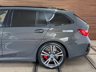 BMW 3-serie Touring 330e M-Sport Pro | LCI | Dravitgrau | 292PK | Plug-in Hybrid |Carplay | 19” | Harman Kardon | Trekhaak / 49