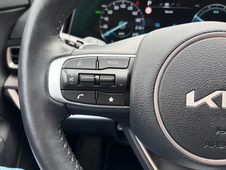 Kia Sportage 1.6 T-GDi Plug-in Hybrid AWD DynamicLine Luxury | Apple Carplay / Android Auto | Navigatiesysteem | Stoel + Stuurverwarming | Elektrisch Verstelbare Bestuurdersstoel | Licht + Regensensor | Parkeersensoren Voor + Achter | Camera Achter | Cruise Control Adaptief | Rijstrooksensor + Correctie | 19"Lichtmetalen Velgen / 15