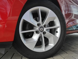 Renault Clio Estate 0.9 TCe Limited 90pk | Navigatie | Trekhaak | Airco | Cruise Control | Parkeerhulp achter | Extra getint glas | Lichtmetalen velgen / 38