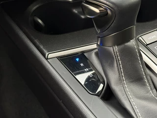 Lexus UX 250h Comfort Line | Trekhaak | Camera | Adaptive Cruise | Stoel-/Stuurverwarming | CarPlay / 17