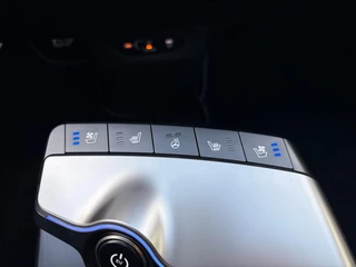Kia EV6 GT-Line Business Edition 84 kWh | Rijdende Demo ! | Draadloos Apple Carplay / Android Auto | Navigatiesysteem | Elektrisch Verstelbare voorstoelen | Licht + Regensensor | Stoelverwarming+ Stoelkoeling  | Stuurverwarming | Elektrisch Bedienbare Achterklep | 19"Lichtmetalen Velgen | Lederen Bekleding. / 24